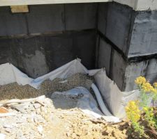 Le tuyau de drainage est recouvert de galet