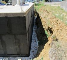 On peut voir qu'il y a sous le g&eacute;otextile une couche de Platon