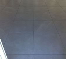 Le carrelage a &eacute;t&eacute; pos&eacute; hier et les joints sont de ce matin!!lundi pose de l'escalier normalement et mercredi le carrelage et la faience de la sdb