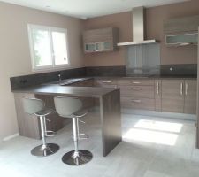 Cuisine posée, il reste à mettre les enjoliveurs des prises et une plinthe