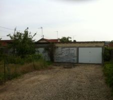 Trois garages &agrave; d&eacute;molir