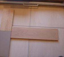 A gauche, les teintes de la cuisine, plan de travail "chêne scié" et façades "truffe"
Carrelage avec parcimonie "pierre des alpes" et parquet chêne massif huilé aspect brut.