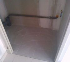 Toilette du bas ! évacuation visible, il aurait du la mettre encore plus haut