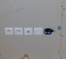 Prises et interrupteurs posés, celle de droite est pour les Enceintes arrières