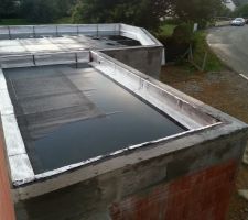 Vue des toitures terrasses terminées. il y atoujours un peu d'eau stagnante, espérons que ça n'attire pas les moustiques l'été!!!