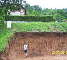 La partie la plus basse de la maison. Et au dessus la partie communale qui nous posera probl&egrave;me pour acc&eacute;der &agrave; la maison. (la construction a &eacute;t&eacute; r&eacute;alis&eacute;e sans grue)