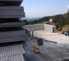 Un petit passage sur le chantier le 19 au matin.
la dalle a été coulée la veille et les macons attaquent la mise ne place des agglos Euromac 2 pour l'étage