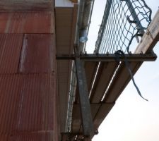 De même la descente de gouttière de l'autre coin de la façade avant de la maison n'est pas dans l'angle. Inacceptable !