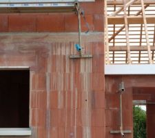 Vous voyez les deux petits trous dans les briques. Tracer une droite verticale passant par ces deux trous et vous aurez une représentation de la descente de gouttière actuellement prévu par notre constructeur. Super esthétique sur une façade avant de maison avec un enduit clair après... Pfff...