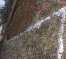 La d&eacute;limitation du sous sol avec le chemin d'acc&egrave;s