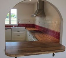 Vue de la cuisine par le passe plat