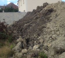 Gros tas de terre à l'arrière de notre terrain_étape du terrassement