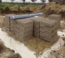 Une partie du mat&eacute;riel d&eacute;pos&eacute; sur le chantier pour le montage du vide sanitaire