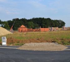 Chemin d'acc&egrave;s fait, bient&ocirc;t le trou.