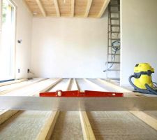 Début de la pose du plancher