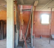 Début de coffrage de l'escalier.