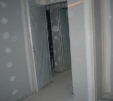 Vu de l interieur de la chambre vers le couloir