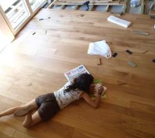 Une lettre pour le futur avec un journal et quelques pièces de monnaie à mettre sous le plancher