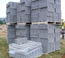Livraison des matériaux nécessaires à la fondation.