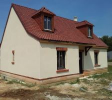 Vue pignon gauche et face avant de la maison.