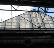 Vue de l'intérieur de la maison par le trou prévu pour l'emplacement de la cage d'escalier