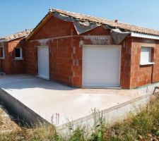 Baies coulissantes salon séjour et fenêtres cuisine façade sud-ouest. la partie du toit vers la terrasse est en attente (proposition de couvrir la terrasse)