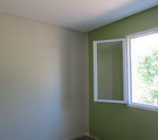 Peinture chambre Alexis
<br />
Luxens vert kaki n5
<br />
blanc lin n2