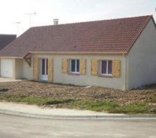 Voici a quoi ressemblera a peut près notre maison.la porte de garage sera a caissette, la porte fenetre sera remplacé par une fenetre, la dernière fenetre sera plus petite étant donné que se sera la fenetre de la salle de bain et elle sera muni de défenses, et pour finir les gouttières seront de la meme couleur que le toiture