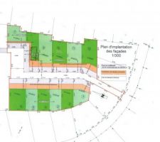 Voil&agrave; les zones d'implantation des fa&ccedil;ades (en orange), d'interdiction de construction (en gris), et la boussole permettant de voir l'orientation du terrain.