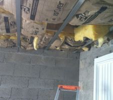 Isolation en cours du garage, sous le plancher du grenier