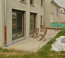La terrasse et sa chape trop basse (elle va être complétée)