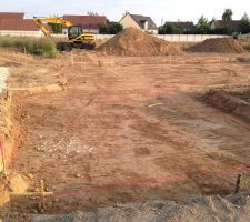 Implantation de notre maison.
La piste en calcaire est réalisée.
Les chaises sont posées et le décapage de la TV est réalisé.
On attend avec impatience la suite des travaux.