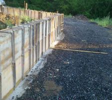 Le mur dans le chemin en cours de séchage