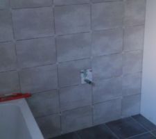 Début de la pose de la faïence par beau papa