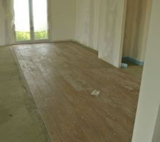 Le carrelage, imitation parquet, en cours de pose