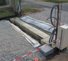 Fondations coulées: 1000 Kg de béton, 130 litres d'eau, beaucoup de pierres et 4 jours entiers de boulot