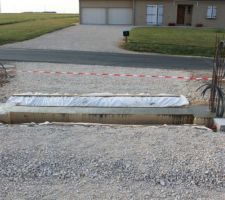 Fondations coulées: 1000 Kg de béton, 130 litres d'eau, beaucoup de pierres et 4 jours entiers de boulot