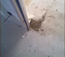 Au départ, il y avait un trou a cet endroit... On ne sait pas pour quel raison! Puis un jour, ce trou est rebouché PROPREMENT n est ce pas!!!