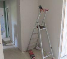 Couloir et coin bureau