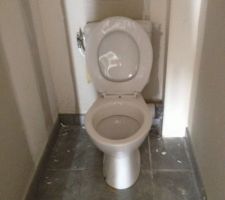 WC, à droite le caisson cachant le tuyau de mise à l'air libre de l'évacuation wc