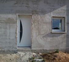 1ere couche d'enduit et fen&ecirc;tre pos&eacute;s enfin hors d'eau hors d'aire