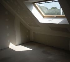 Chambre de notre fils ,qui aura un grand v&eacute;lux au lieu du 78 qui &eacute;tait pr&eacute;vu par notre 1 er constructeur qui nous disait mais non c est bien suffisant pfff