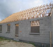 Pose des appuis de fenêtres préfabriqués avec oreille^, ainsi que le seuil de la porte d'entrée