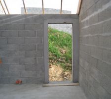 Bâti de la porte de service et de la réalisation de son seuil