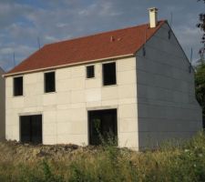 Vue de la maison de derrière, tuiles posées