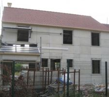 Vue de la façade avant de la maison, tuiles posées sur la toiture