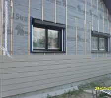 Tout les volets roulants sont pos&eacute;s ainsi que ceux des baies vitr&eacute;es.
Le bardage fa&ccedil;ades Est et Nord commenc&eacute;.