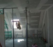 A droite dressing et &agrave; gauche la salle d'eau