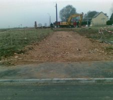 Chemin d'accés devant l'entrée chartiére.
Et le terrassier qui prend les mesures pour l'implantation de la maison.