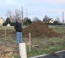 Mon papa qui va suivre le chantier de prés
car il est maçon maintenant à la retraite.